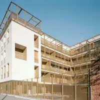 Vue d’ensemble de la façade caractérisée par les parapets en métal déployé