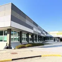 Vue d'ensemble des bureaux Worklife Hub avec des éléments en métal déployé