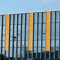 Alternance de verre et de métal déployé peint