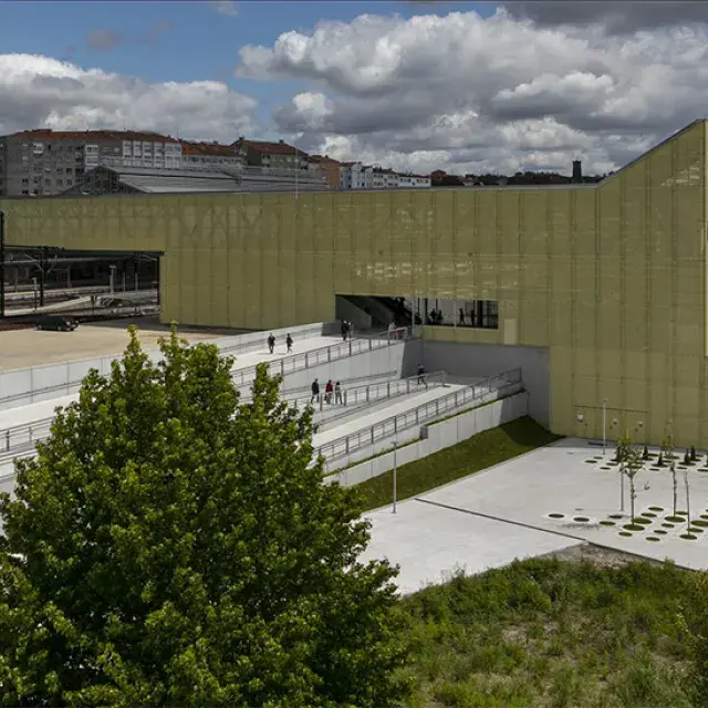 Couverture d'un bâtiment avec des panneaux en métal déployé anodisé or 
